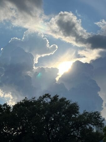 Foto del sol con nubes