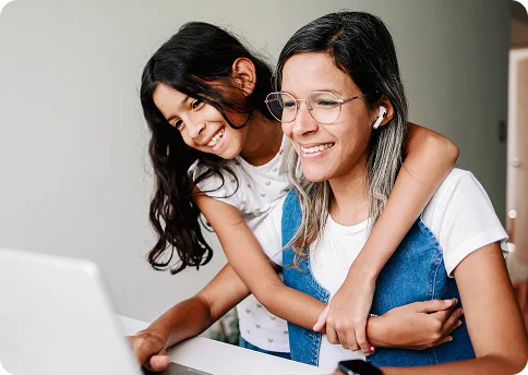 Madre e hija trabajando con su portátil