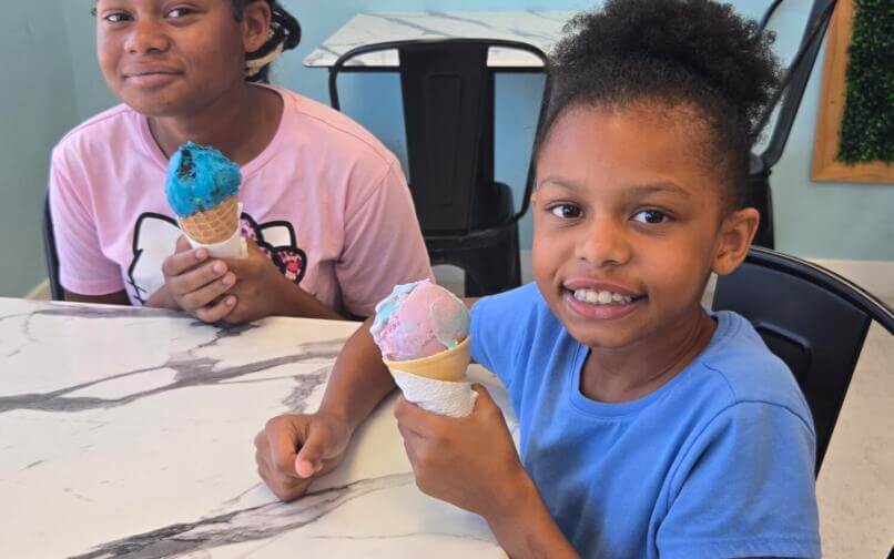 dos estudiantes comiendo helado