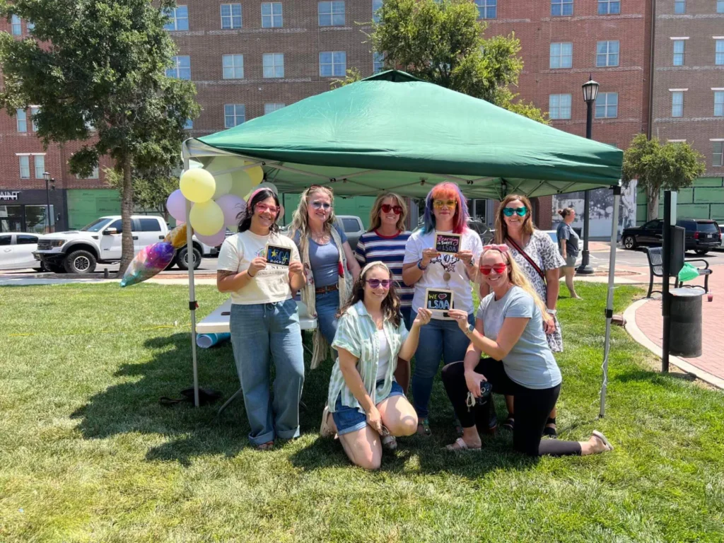 gente sonriendo en el parque