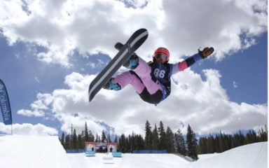 Kayley en su tabla de snowboard