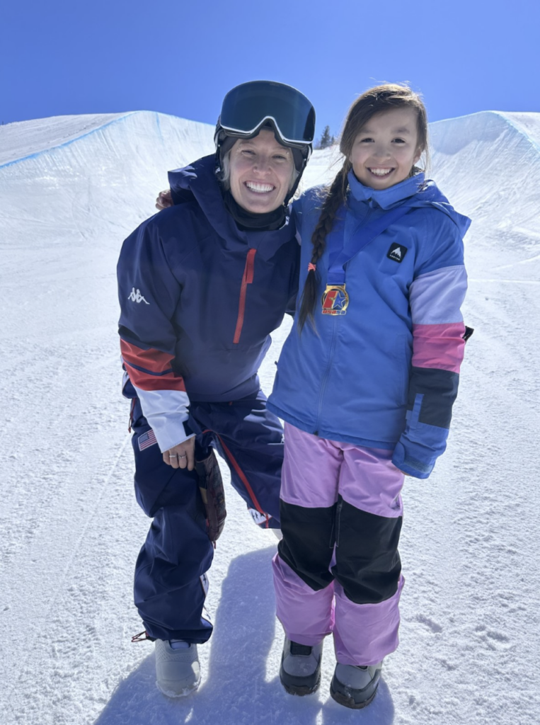 Kayley con otra persona en las pistas