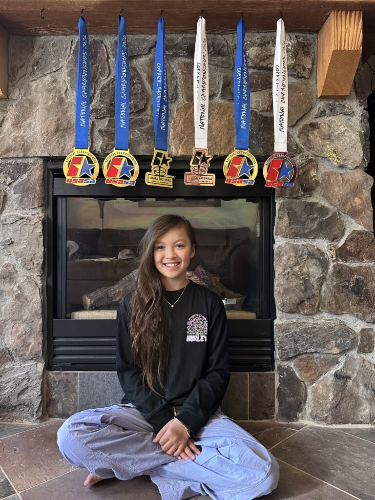 Kayley con sus medallas
